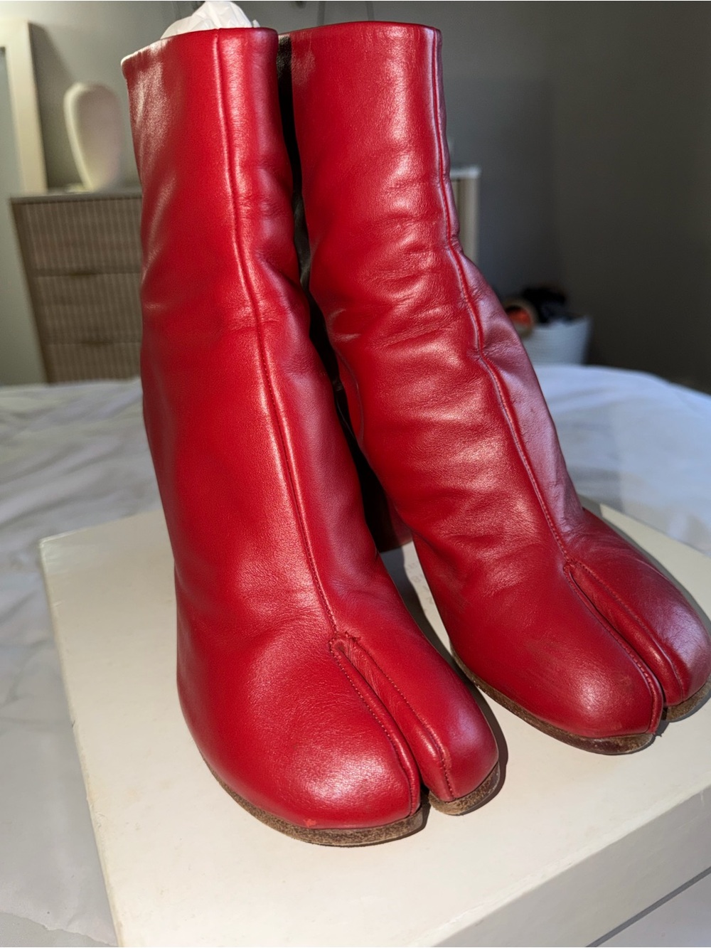Maison Martin Margiela Red Split-Toe Leather Ankle Boots - Picture 3 of 8